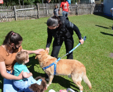 Servidores do Departamento Penitenciário do Paraná organizaram uma campanha para arrecadação de doces e brinquedos que foram entregues nesta quarta-feira (13), a crianças do Centro Municipal de Educação Infantil Ana Maria, em Piraquara, na Região Metropolitana de Curitiba. Além dos presentes, uma apresentação com cães que atuam no sistema prisional alegrou a tarde da criançada.  -  Curitiba, 14/10/2021 - Foto: DEPEN/PR