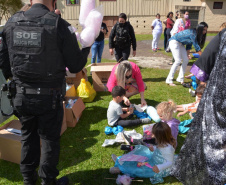 Servidores do Departamento Penitenciário do Paraná organizaram uma campanha para arrecadação de doces e brinquedos que foram entregues nesta quarta-feira (13), a crianças do Centro Municipal de Educação Infantil Ana Maria, em Piraquara, na Região Metropolitana de Curitiba. Além dos presentes, uma apresentação com cães que atuam no sistema prisional alegrou a tarde da criançada.  -  Curitiba, 14/10/2021 - Foto: DEPEN/PR