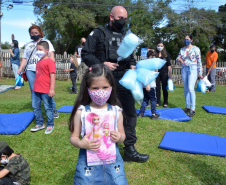 Servidores do Departamento Penitenciário do Paraná organizaram uma campanha para arrecadação de doces e brinquedos que foram entregues nesta quarta-feira (13), a crianças do Centro Municipal de Educação Infantil Ana Maria, em Piraquara, na Região Metropolitana de Curitiba. Além dos presentes, uma apresentação com cães que atuam no sistema prisional alegrou a tarde da criançada.  -  Curitiba, 14/10/2021 - Foto: DEPEN/PR