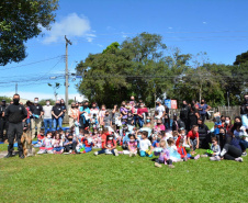 Servidores do Departamento Penitenciário do Paraná organizaram uma campanha para arrecadação de doces e brinquedos que foram entregues nesta quarta-feira (13), a crianças do Centro Municipal de Educação Infantil Ana Maria, em Piraquara, na Região Metropolitana de Curitiba. Além dos presentes, uma apresentação com cães que atuam no sistema prisional alegrou a tarde da criançada.  -  Curitiba, 14/10/2021 - Foto: DEPEN/PR