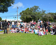 Servidores do Departamento Penitenciário do Paraná organizaram uma campanha para arrecadação de doces e brinquedos que foram entregues nesta quarta-feira (13), a crianças do Centro Municipal de Educação Infantil Ana Maria, em Piraquara, na Região Metropolitana de Curitiba. Além dos presentes, uma apresentação com cães que atuam no sistema prisional alegrou a tarde da criançada.  -  Curitiba, 14/10/2021 - Foto: DEPEN/PR