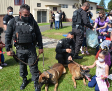 Servidores do Departamento Penitenciário do Paraná organizaram uma campanha para arrecadação de doces e brinquedos que foram entregues nesta quarta-feira (13), a crianças do Centro Municipal de Educação Infantil Ana Maria, em Piraquara, na Região Metropolitana de Curitiba. Além dos presentes, uma apresentação com cães que atuam no sistema prisional alegrou a tarde da criançada.  -  Curitiba, 14/10/2021 - Foto: DEPEN/PR