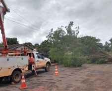 Equipes de emergência, manutenção e obras da Copel seguem em campo neste sábado (16), dando continuidade aos trabalhos de recuperação das redes elétricas danificadas pelo segundo pior temporal já enfrentado na história da empresa.  As chuvas desta sexta-feira (15) dificultaram a execução dos trabalhos e provocaram novos estragos. Já foram contabilizados 508 postes quebrados, nas duas regiões. - Curitiba, 16/10/2021 - Foto: Copel