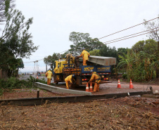 Equipes de emergência, manutenção e obras da Copel seguem em campo neste sábado (16), dando continuidade aos trabalhos de recuperação das redes elétricas danificadas pelo segundo pior temporal já enfrentado na história da empresa.  As chuvas desta sexta-feira (15) dificultaram a execução dos trabalhos e provocaram novos estragos. Já foram contabilizados 508 postes quebrados, nas duas regiões. - Curitiba, 16/10/2021 - Foto: Copel