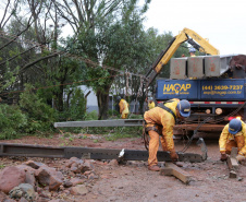 Equipes de emergência, manutenção e obras da Copel seguem em campo neste sábado (16), dando continuidade aos trabalhos de recuperação das redes elétricas danificadas pelo segundo pior temporal já enfrentado na história da empresa.  As chuvas desta sexta-feira (15) dificultaram a execução dos trabalhos e provocaram novos estragos. Já foram contabilizados 508 postes quebrados, nas duas regiões. - Curitiba, 16/10/2021 - Foto: Copel