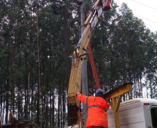 Nas últimas 24 horas, mais de 40 mil domicílios tiveram o fornecimento de energia regularizado pelas equipes de emergência, manutenção e obras da Copel, que seguem trabalhando para recompor as redes elétricas danificadas pelas chuvas que atingiram as regiões Oeste e Noroeste do Estado no fim da semana.  - Curitiba, 16/10/2021  -  Foto: Copel 