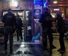 A Ação Integrada de Fiscalização Urbana (AIFU) fiscalizou 17 pontos comerciais da Capital entre a noite de sexta-feira (15/10) e a noite de domingo (17/10), e o trabalho resultou em sete estabelecimentos fechados e sete pessoas encaminhadas. - Curitiba, 18/10/2021 - Foto: AIFU/SESP-PR