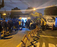 A Ação Integrada de Fiscalização Urbana (AIFU) fiscalizou 17 pontos comerciais da Capital entre a noite de sexta-feira (15/10) e a noite de domingo (17/10), e o trabalho resultou em sete estabelecimentos fechados e sete pessoas encaminhadas. - Curitiba, 18/10/2021 - Foto: AIFU/SESP-PR