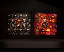 Uma obra feita em parceria entre os artistas OSGEMEOS e o britânico Banksy, em 2013, faz parte da exposição ?OSGEMEOS: Segredos?, em cartaz no Museu Oscar Niemeyer (MON) até 3 de abril de 2022. Este é o primeiro trabalho de Banksy mostrado no Brasil. - Curitiba, 18/10/2021 - Foto: Eduardo Macarios