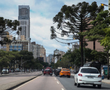 Transito Curitiba, carros, centro civico.