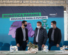 Mais 13 colégios estaduais de oito municípios receberam nesta segunda-feira (18) 117 kits educacionais de robótica ? nove para cada instituição de ensino. Foram contempladas, desta vez, escolas do Núcleo Regional de Educação (NRE) da Área Metropolitana Norte. A cerimônia de entrega dos kits aconteceu no Colégio Estadual Altair da Silva Leme, em Colombo. - Colombo, 18/10/2021 - Foto: SEED