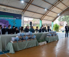 Mais 13 colégios estaduais de oito municípios receberam nesta segunda-feira (18) 117 kits educacionais de robótica ? nove para cada instituição de ensino. Foram contempladas, desta vez, escolas do Núcleo Regional de Educação (NRE) da Área Metropolitana Norte. A cerimônia de entrega dos kits aconteceu no Colégio Estadual Altair da Silva Leme, em Colombo. - Colombo, 18/10/2021 - Foto: SEED