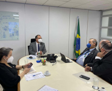 Representantes da Secretaria Estadual de Saúde (Sesa) se reuniram nesta segunda-feira (18) com o Ministério da Saúde, em Brasília, para debater o cenário pós-Covid. O principal assunto em pauta foi a manutenção e destino de 600 leitos de UTI habilitados no Paraná ao longo da pandemia. Foto: SESA