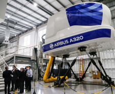 O Paraná será o Estado brasileiro com maior número de destinos cobertos pela Azul a partir de 2022. Onze cidades terão novas linhas operadas pela companhia e outras quatro terão suas operações retomadas após terem sido paralisadas durante a pandemia. O anúncio foi realizado nesta terça-feira (19) em um encontro de representantes da companhia com o governador Carlos Massa Ratinho Junior em Campinas (SP), na universidade corporativa da empresa, a Uniazul. Foto: Jonathan Campos/AEN