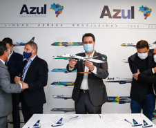 O Paraná será o Estado brasileiro com maior número de destinos cobertos pela Azul a partir de 2022. Onze cidades terão novas linhas operadas pela companhia e outras quatro terão suas operações retomadas após terem sido paralisadas durante a pandemia. O anúncio foi realizado nesta terça-feira (19) em um encontro de representantes da companhia com o governador Carlos Massa Ratinho Junior em Campinas (SP), na universidade corporativa da empresa, a Uniazul. Foto: Jonathan Campos/AEN