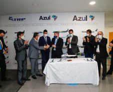 O Paraná será o Estado brasileiro com maior número de destinos cobertos pela Azul a partir de 2022. Onze cidades terão novas linhas operadas pela companhia e outras quatro terão suas operações retomadas após terem sido paralisadas durante a pandemia. O anúncio foi realizado nesta terça-feira (19) em um encontro de representantes da companhia com o governador Carlos Massa Ratinho Junior em Campinas (SP), na universidade corporativa da empresa, a Uniazul. Foto: Jonathan Campos/AEN
