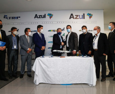 O Paraná será o Estado brasileiro com maior número de destinos cobertos pela Azul a partir de 2022. Onze cidades terão novas linhas operadas pela companhia e outras quatro terão suas operações retomadas após terem sido paralisadas durante a pandemia. O anúncio foi realizado nesta terça-feira (19) em um encontro de representantes da companhia com o governador Carlos Massa Ratinho Junior em Campinas (SP), na universidade corporativa da empresa, a Uniazul. Foto: Jonathan Campos/AEN