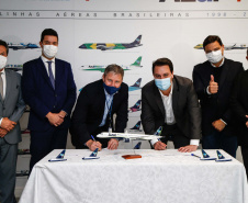 O Paraná será o Estado brasileiro com maior número de destinos cobertos pela Azul a partir de 2022. Onze cidades terão novas linhas operadas pela companhia e outras quatro terão suas operações retomadas após terem sido paralisadas durante a pandemia. O anúncio foi realizado nesta terça-feira (19) em um encontro de representantes da companhia com o governador Carlos Massa Ratinho Junior em Campinas (SP), na universidade corporativa da empresa, a Uniazul. Foto: Jonathan Campos/AEN