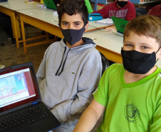 Estudantes do 6º ano do ensino fundamental da rede estadual de ensino passaram a utilizar neste semestre uma plataforma gamificada de matemática como complemento do processo de ensino-aprendizagem. Por meio de jogos interativos e desafios lúdicos, eles trabalham a compreensão de conceitos matemáticos e o desenvolvimento do raciocínio lógico. - Curitiba, 20/10/2021 - Foto: SEED