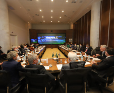 O vice governador Darci Piana recebe  nesta quarta-feira  (20), o embaixador do Estado de Israel, Daniel Zohar-Zonshine. Paraná e Estado de Israel discutem cooperação  para intercâmbio de experiência em tecnologia agricolas. Curitiba, 20/10/2021 -  Foto: Camila Tonett/Vicegovernadoria