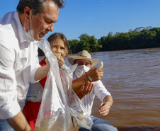 21.10.2021 - Governador Carlos Massa Ratinho Junior promove a soltura de 20 mil dourados no rio Ivai em Ivatuba.
Foto Gilson Abreu/AEN