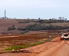 O balanço dos estragos causados pelo temporal contabiliza quase 1,2 mil postes e nove torres de transmissão derrubados pela força dos ventos e pela queda de galhos e árvores. Cidades inteiras chegaram a ficar sem energia e para recompor o fornecimento de luz, desde a madrugada do dia 14, cerca de 1.800 eletricistas estiveram em campo. Mais de 20 mil ocorrências foram atendidas, a fim de regularizar o fornecimento. - Curitiba, 21/10/2021 - Foto: Copel