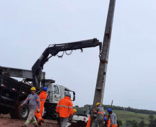 O balanço dos estragos causados pelo temporal contabiliza quase 1,2 mil postes e nove torres de transmissão derrubados pela força dos ventos e pela queda de galhos e árvores. Cidades inteiras chegaram a ficar sem energia e para recompor o fornecimento de luz, desde a madrugada do dia 14, cerca de 1.800 eletricistas estiveram em campo. Mais de 20 mil ocorrências foram atendidas, a fim de regularizar o fornecimento. - Curitiba, 21/10/2021 - Foto: Copel