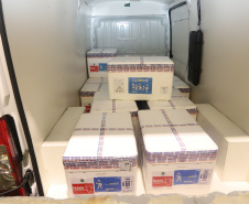 Um novo carregamento 133.100 vacinas AstraZeneca/Fiocruz   contra a Covid-19 chegam no Centro de Medicamentos do Paraná (Cemepar), em Curitiba, na noite desta quinta-feira (21).  Foto: Geraldo Bubniak/AEN