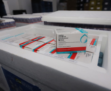 Um novo carregamento 133.100 vacinas AstraZeneca/Fiocruz   contra a Covid-19 chegam no Centro de Medicamentos do Paraná (Cemepar), em Curitiba, na noite desta quinta-feira (21).  Foto: Geraldo Bubniak/AEN