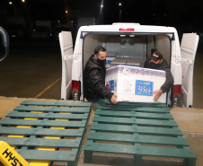 Um novo carregamento 133.100 vacinas AstraZeneca/Fiocruz   contra a Covid-19 chegam no Centro de Medicamentos do Paraná (Cemepar), em Curitiba, na noite desta quinta-feira (21).  Foto: Geraldo Bubniak/AEN