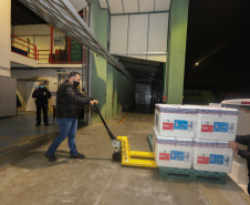 Um novo carregamento 133.100 vacinas AstraZeneca/Fiocruz   contra a Covid-19 chegam no Centro de Medicamentos do Paraná (Cemepar), em Curitiba, na noite desta quinta-feira (21).  Foto: Geraldo Bubniak/AEN