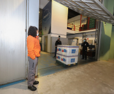 Um novo carregamento 133.100 vacinas AstraZeneca/Fiocruz   contra a Covid-19 chegam no Centro de Medicamentos do Paraná (Cemepar), em Curitiba, na noite desta quinta-feira (21).  Foto: Geraldo Bubniak/AEN