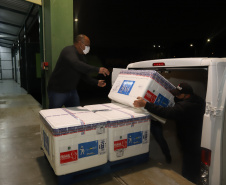Um novo carregamento 133.100 vacinas AstraZeneca/Fiocruz   contra a Covid-19 chegam no Centro de Medicamentos do Paraná (Cemepar), em Curitiba, na noite desta quinta-feira (21).  Foto: Geraldo Bubniak/AEN