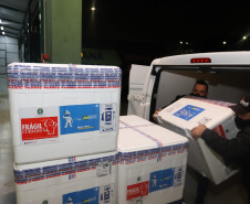 Um novo carregamento 133.100 vacinas AstraZeneca/Fiocruz   contra a Covid-19 chegam no Centro de Medicamentos do Paraná (Cemepar), em Curitiba, na noite desta quinta-feira (21).  Foto: Geraldo Bubniak/AEN