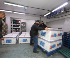 Um novo carregamento 133.100 vacinas AstraZeneca/Fiocruz   contra a Covid-19 chegam no Centro de Medicamentos do Paraná (Cemepar), em Curitiba, na noite desta quinta-feira (21).  Foto: Geraldo Bubniak/AEN