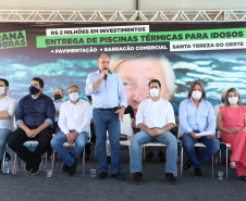 O município de Santa Tereza do Oeste ganhou nesta sexta-feira (22) uma piscina térmica pública para atendimento da população idosa. O local será um centro de reabilitação, com atividades como hidroginástica e fisioterapia e atendimento psicológico. A estrutura foi construída com recursos viabilizados pelo Estado e inaugurada nesta sexta-feira (22) pelo governador Carlos Massa Ratinho Junior.Foto: Ari Dias/AEN