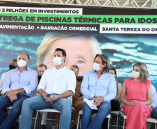 O município de Santa Tereza do Oeste ganhou nesta sexta-feira (22) uma piscina térmica pública para atendimento da população idosa. O local será um centro de reabilitação, com atividades como hidroginástica e fisioterapia e atendimento psicológico. A estrutura foi construída com recursos viabilizados pelo Estado e inaugurada nesta sexta-feira (22) pelo governador Carlos Massa Ratinho Junior.Foto: Ari Dias/AEN