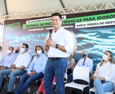 O município de Santa Tereza do Oeste ganhou nesta sexta-feira (22) uma piscina térmica pública para atendimento da população idosa. O local será um centro de reabilitação, com atividades como hidroginástica e fisioterapia e atendimento psicológico. A estrutura foi construída com recursos viabilizados pelo Estado e inaugurada nesta sexta-feira (22) pelo governador Carlos Massa Ratinho Junior.Foto: Ari Dias/AEN