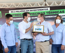 O município de Santa Tereza do Oeste ganhou nesta sexta-feira (22) uma piscina térmica pública para atendimento da população idosa. O local será um centro de reabilitação, com atividades como hidroginástica e fisioterapia e atendimento psicológico. A estrutura foi construída com recursos viabilizados pelo Estado e inaugurada nesta sexta-feira (22) pelo governador Carlos Massa Ratinho Junior.Foto: Ari Dias/AEN