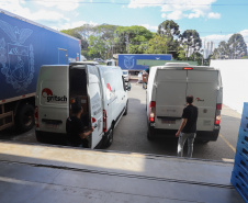 Um novo carregamento  555.750 imunizantes da Pfizer/BioNTech   contra a Covid-19 chegam no Centro de Medicamentos do Paraná (Cemepar), em Curitiba, na nesta sexta-feira (22).  Foto: Geraldo Bubniak/AEN