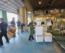 Um novo carregamento  555.750 imunizantes da Pfizer/BioNTech   contra a Covid-19 chegam no Centro de Medicamentos do Paraná (Cemepar), em Curitiba, na nesta sexta-feira (22).  Foto: Geraldo Bubniak/AEN