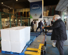 Um novo carregamento  555.750 imunizantes da Pfizer/BioNTech   contra a Covid-19 chegam no Centro de Medicamentos do Paraná (Cemepar), em Curitiba, na nesta sexta-feira (22).  Foto: Geraldo Bubniak/AEN