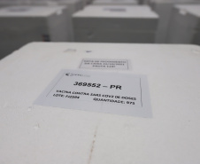 Um novo carregamento  555.750 imunizantes da Pfizer/BioNTech   contra a Covid-19 chegam no Centro de Medicamentos do Paraná (Cemepar), em Curitiba, na nesta sexta-feira (22).  Foto: Geraldo Bubniak/AEN