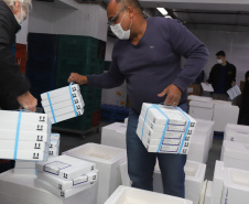 Um novo carregamento  555.750 imunizantes da Pfizer/BioNTech   contra a Covid-19 chegam no Centro de Medicamentos do Paraná (Cemepar), em Curitiba, na nesta sexta-feira (22).  Foto: Geraldo Bubniak/AEN