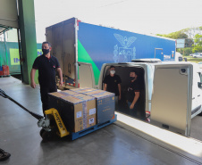 Um novo carregamento  555.750 imunizantes da Pfizer/BioNTech   contra a Covid-19 chegam no Centro de Medicamentos do Paraná (Cemepar), em Curitiba, na nesta sexta-feira (22).  Foto: Geraldo Bubniak/AEN