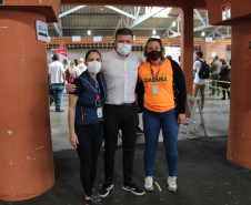 Mais de 900 pessoas saíram empregadas do mutirão de empregos, realizado nesta sexta-feira (22) no bairro de Santa Felicidade, em Curitiba. Foram cerca de 1.600 vagas com carteira assinada oferecidas pelas 40 empresas presentes ao evento. - Curitiba, 22/10/2021 - Foto: SEJUF