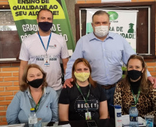 Mais de 900 pessoas saíram empregadas do mutirão de empregos, realizado nesta sexta-feira (22) no bairro de Santa Felicidade, em Curitiba. Foram cerca de 1.600 vagas com carteira assinada oferecidas pelas 40 empresas presentes ao evento. - Curitiba, 22/10/2021 - Foto: SEJUF