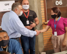 Mais de 900 pessoas saíram empregadas do mutirão de empregos, realizado nesta sexta-feira (22) no bairro de Santa Felicidade, em Curitiba. Foram cerca de 1.600 vagas com carteira assinada oferecidas pelas 40 empresas presentes ao evento. - Curitiba, 22/10/2021 - Foto: SEJUF