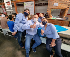 Mais de 900 pessoas saíram empregadas do mutirão de empregos, realizado nesta sexta-feira (22) no bairro de Santa Felicidade, em Curitiba. Foram cerca de 1.600 vagas com carteira assinada oferecidas pelas 40 empresas presentes ao evento. - Curitiba, 22/10/2021 - Foto: SEJUF