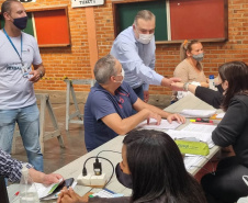 Mais de 900 pessoas saíram empregadas do mutirão de empregos, realizado nesta sexta-feira (22) no bairro de Santa Felicidade, em Curitiba. Foram cerca de 1.600 vagas com carteira assinada oferecidas pelas 40 empresas presentes ao evento. - Curitiba, 22/10/2021 - Foto: SEJUF